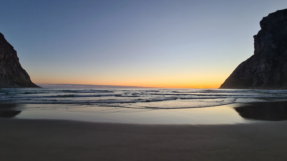 kvalvika beach auringonlasku